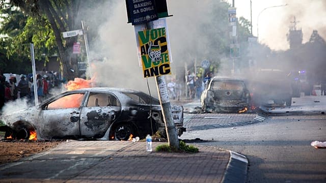 Afrique du Sud : tensions et voitures incendiées après l’assouplissement du droit d’asile