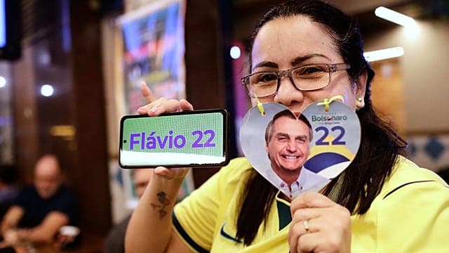 Présidentielle au Brésil : Flavio Bolsonaro devance Lula et aborde le second tour en position de force