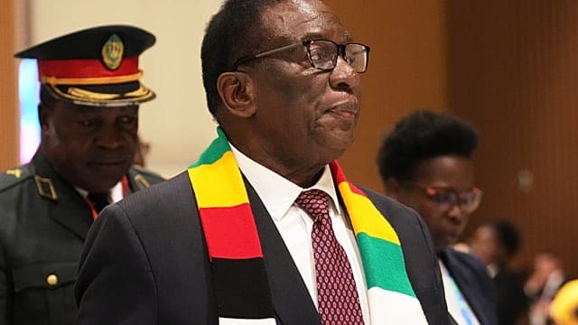 Zimbabwe : le président promulgue la réforme constitutionnelle qui prolonge son mandat de deux ans 