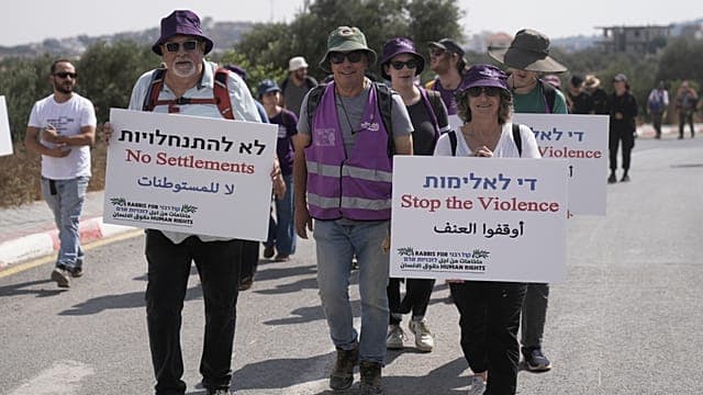 Cisjordanie : des activistes au chevet de Palestiniens assiégés par des colons israéliens