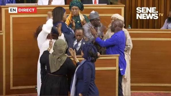 REVISION CONSTITUTIONNELLE SUR FOND DE TENSIONS AU SENEGAL  :   Le fossé se creuse davantage entre Faye et Sonko