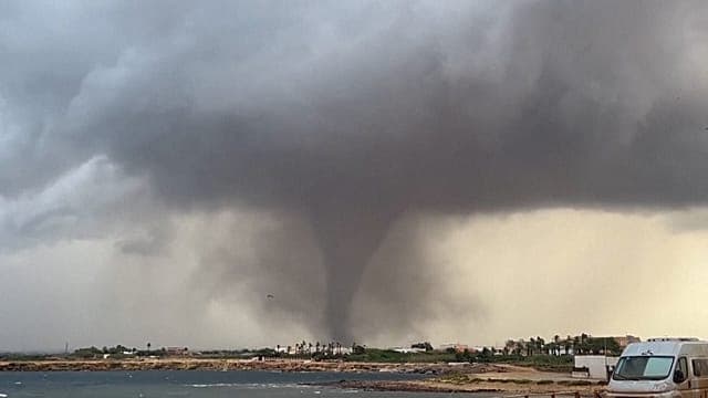 Trombes marines rares frappent l'ouest de la Sicile, détruisant maisons et école