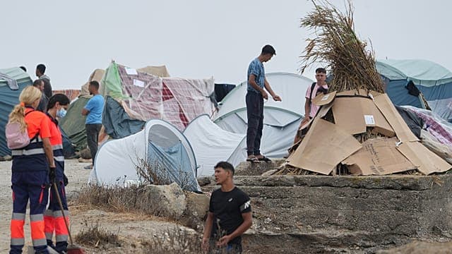 Ceuta : des centaines de migrants campent sur une plage