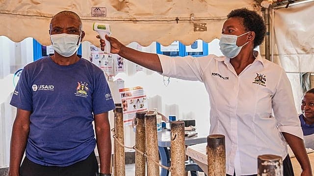 Ebola : un premier vaccin expérimental contre Bundibugyo testé en RDC