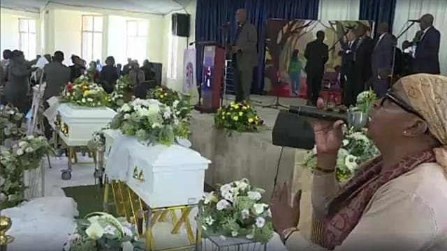 Zimbabwe : près de 2 000 personnes aux obsèques d'une mère et de ses deux filles, tuées en Angleterre