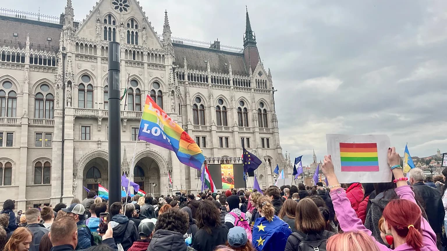 Hongrie : avancée sur les droits LGBTQ+ : le Parlement démantèle les restrictions d'Orbán. Bruxelles débloque 4,2 milliards