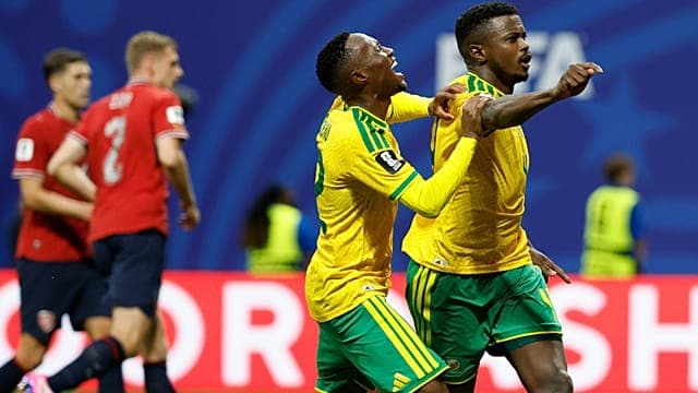 South Africa ties Czech Republic 1-1, Mexico goes to knockout stage