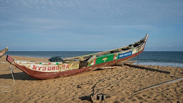 Bénin : à Ouidah, un défilé aux motifs indigo entre création et mémoire