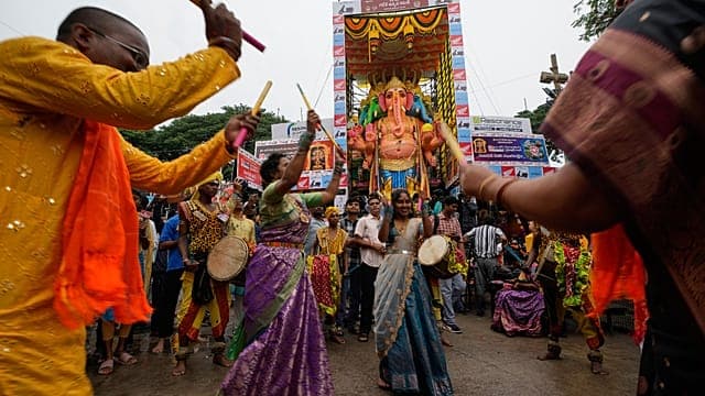 À Mumbai et Hyderabad, des millions de fidèles célèbrent Ganesh