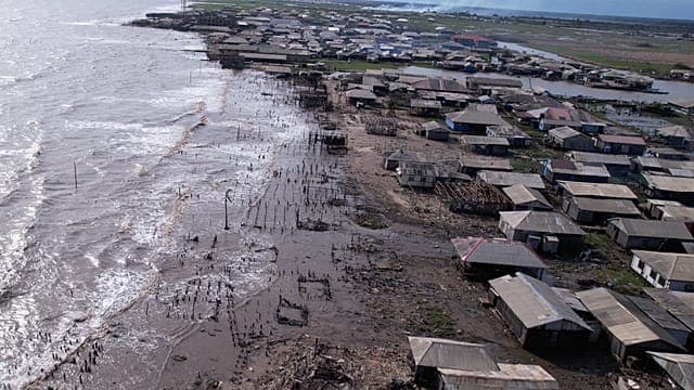 Nigeria : Ayetoro, un village peu à peu englouti par l’Atlantique