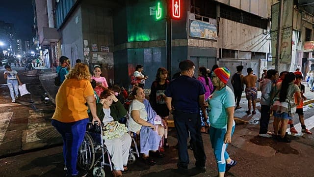 Moment earthquake hits Venezuela, sending people fleeing in panic