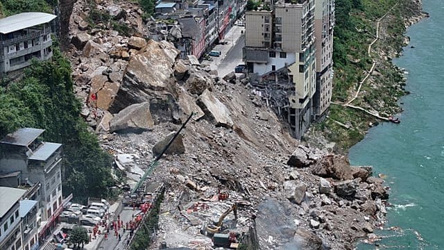 En Chine, les secours recherchent des personnes piégées après un glissement de terrain