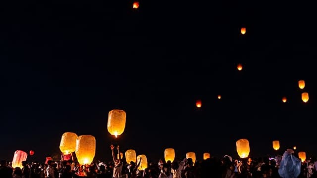Birmanie : des centaines de lanternes illuminent le ciel de Bagan
