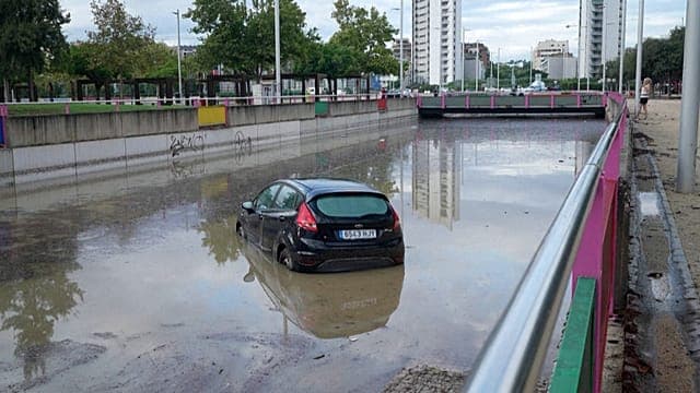 Le déluge dans la région de Valence laisse des rues boueuses et des véhicules hors d'usage à Torrent
