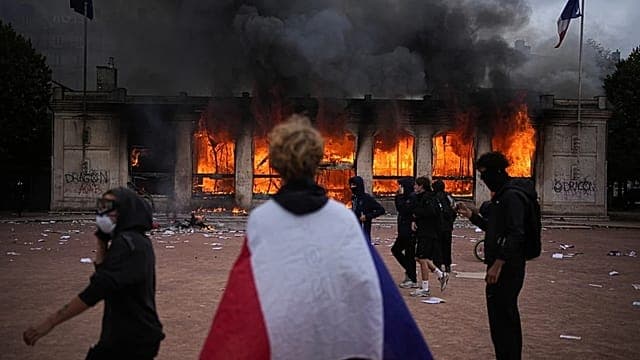 Violences en France : pourquoi des dirigeants mettent-ils en cause l'immigration ?