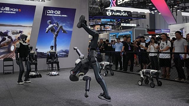 Pékin : les robots humanoïdes dansent, jouent au ping-pong et disputent des combats de MMA