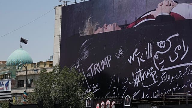 Iran : une nouvelle banderole représentant Trump allongé dans un cercueil à Téhéran