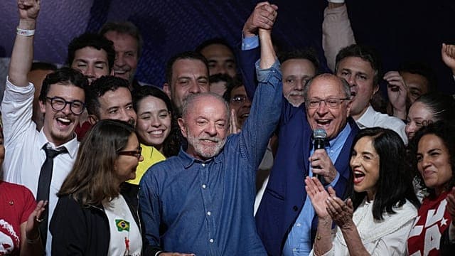 Brésil : Lula remporte un quatrième mandat, Bolsonaro conteste les résultats