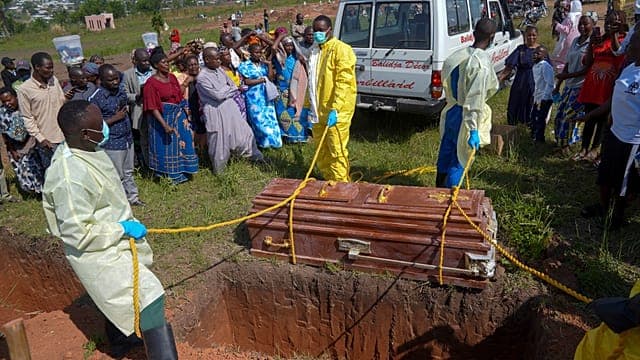  RDC : le difficile travail des équipes chargées d'inhumer les victimes d'Ebola