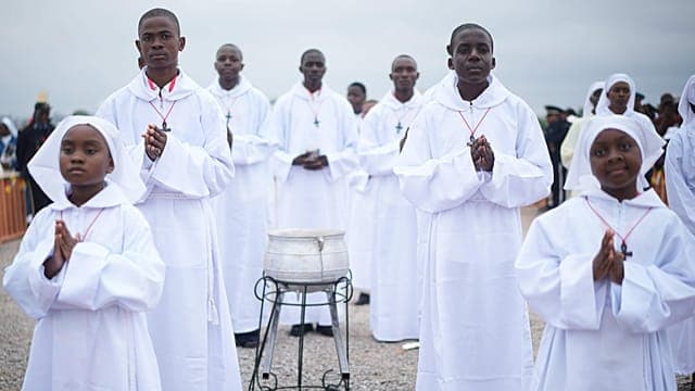 Cancer du pape Léon XIV : les fidèles prient pour son rétablissement