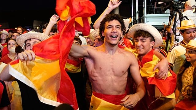 Les supporters espagnols fêtent la qualification en demies après la victoire contre la Belgique
