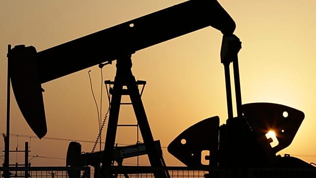 Pétrole : le baril franchit les 100 dollars, l’économie mondiale sous pression