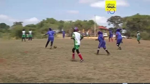 Kenya : des femmes âgées jouent au football pour la santé
