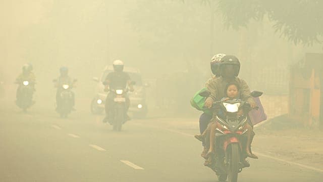En Indonésie, ciel orange apocalyptique, la fumée gagne Singapour