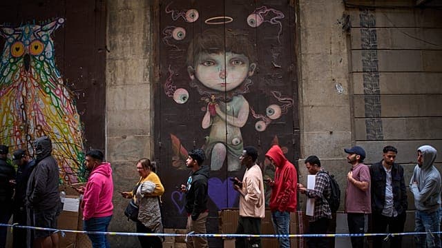 Last chance for migrants as Spain's regularisation window closes