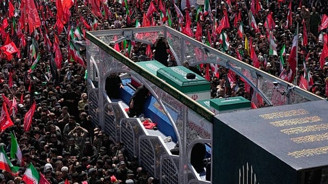 Iran : le cercueil d'Ali Khamenei traverse une marée humaine à Téhéran