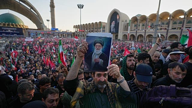 Iran : une foule immense rend hommage à Ali Khamenei 