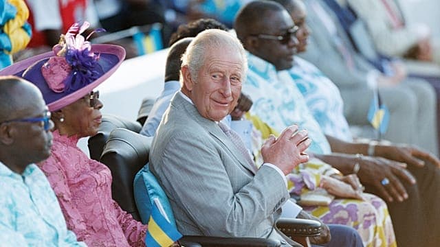 Le roi Charles III d'Angleterre rencontre les jeunes des Bahamas 