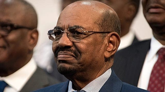 Omar el-Béchir transféré à Khartoum pour des soins, un départ à l’étranger envisagé