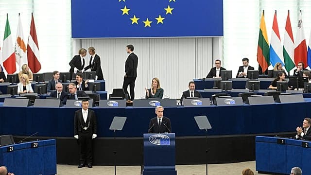 Carney appelle à une alliance renforcée avec l’UE sous les applaudissements des eurodéputés