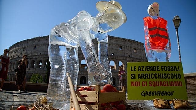 Italie : des statues de glace fondantes dénoncent la canicule à Rome