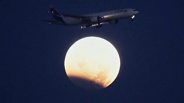 Portugal : une éclipse lunaire partielle illumine le ciel de Lisbonne