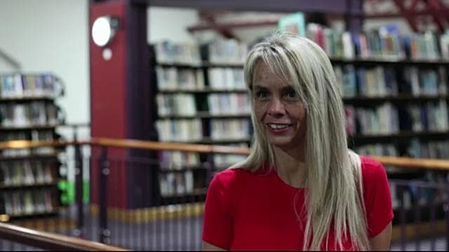 Afrique du Sud : l'écrivaine Coral Hart défend son propre recours à l'IA
