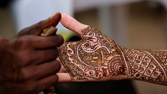 Changement climatique : au Soudan, l'art traditionnel du henné menacé 