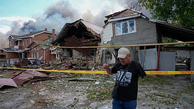 Un barrage nocturne de drones russes provoque des incendies dans des villes ukrainiennes