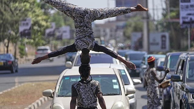 Kenya : des acrobates de rue divertissent les automobilistes dans les embouteillages        