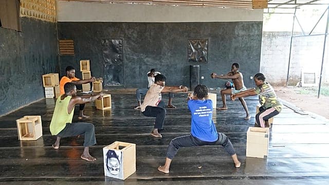 Burkina : des danseurs sourds ressentent la musique grâce aux vibrations