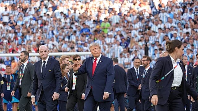 Mondial 2026 : Donald Trump et Infantino hués lors de la remise du trophée à l'Espagne