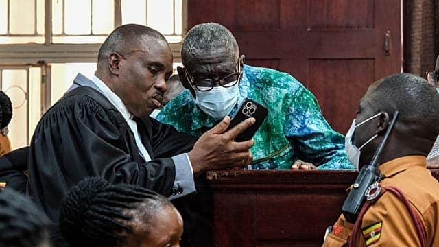 Ouganda : l'opposant Kizza Besigye s'effondre en plein procès