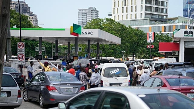 Nigeria : baisse temporaire du prix de l’essence avant la présidentielle