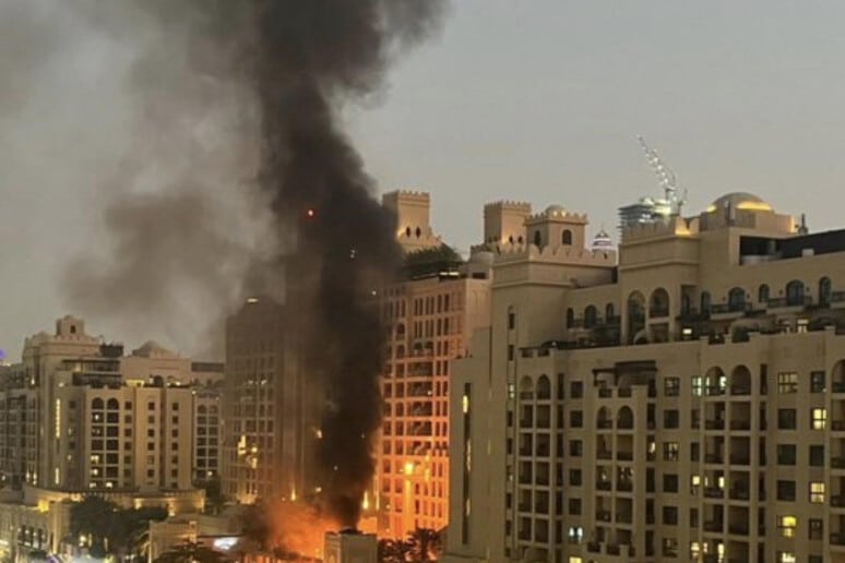 Des missiles et des drones iraniens frappent des sites emblématiques de Dubaï, endommageant hôtels, aéroport et port